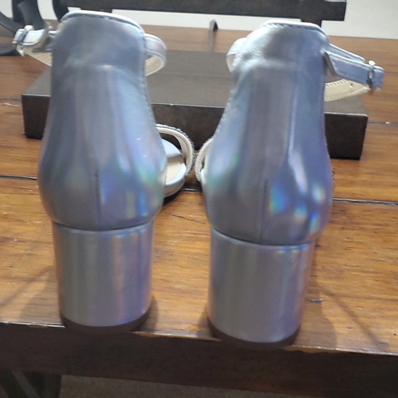 Betsey Johnson Sz 6M Silver - Picture 4 of 8